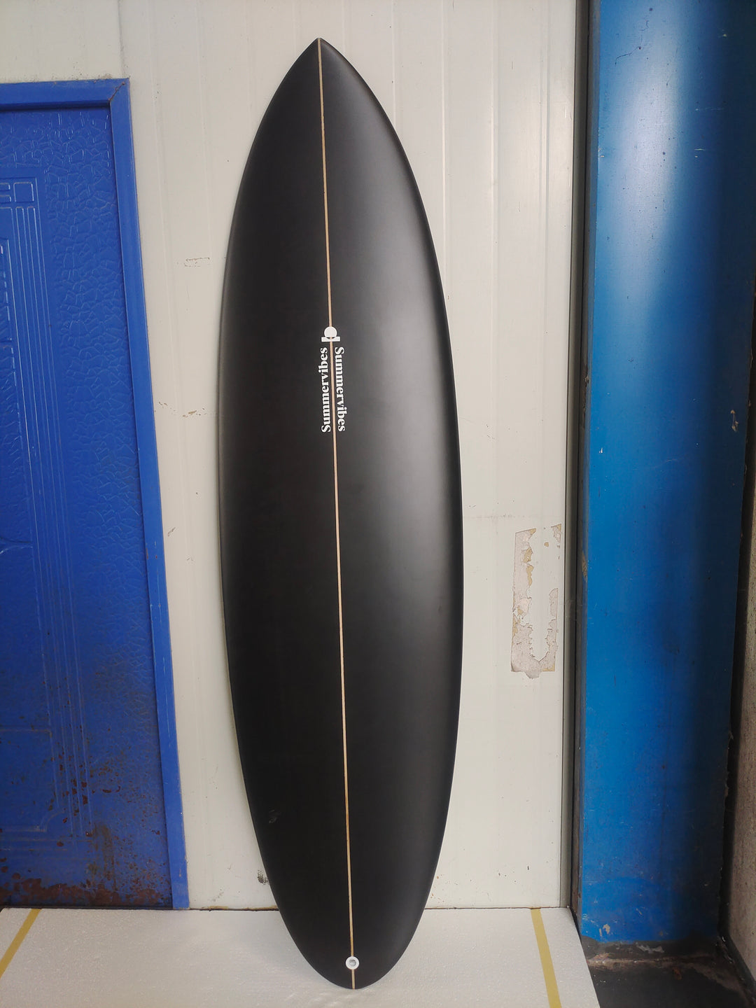 Summer vibes Discus Egg Round Tail Surfboard – Black/Grey — full deck factory photo