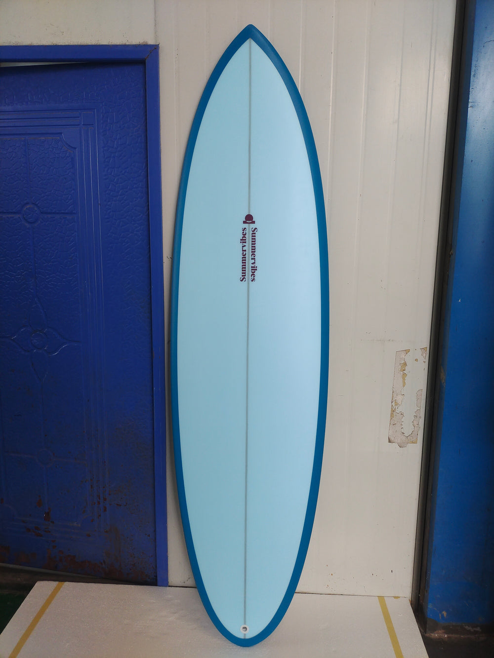 Summer vibes Discus Egg Round Tail Surfboard – Blue/Berry — full deck factory photo