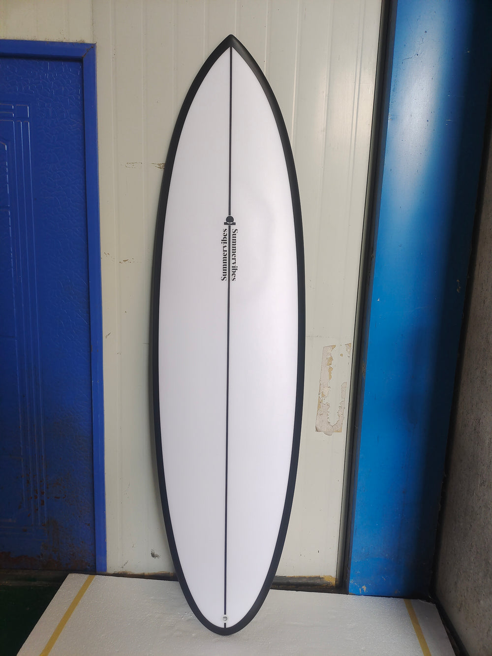 Summer vibes Discus Egg Round Tail Surfboard – Black Rail Spray — full deck factory photo