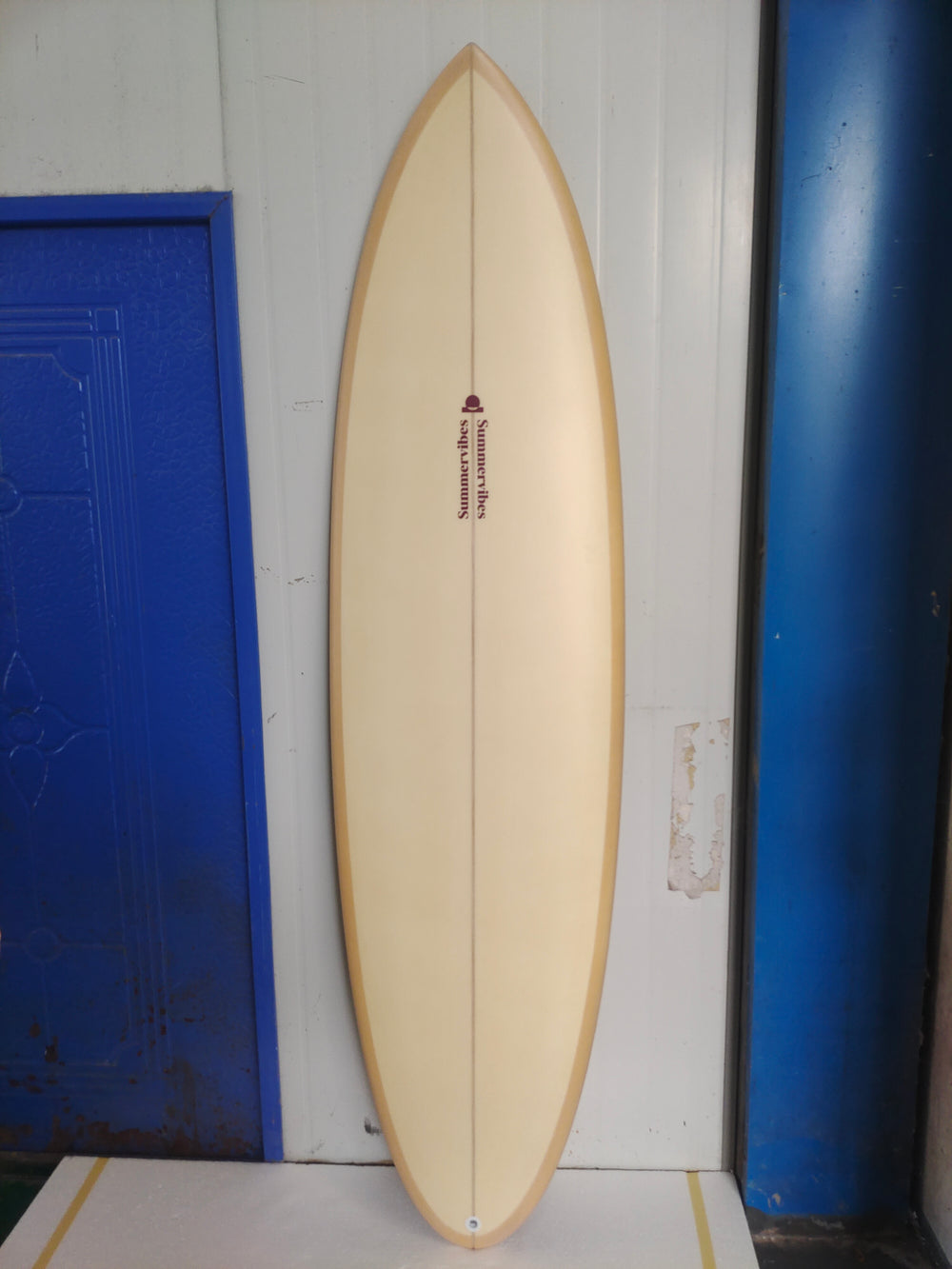 Summer vibes Discus Egg Round Tail Surfboard – Tan/Berry — full deck factory photo