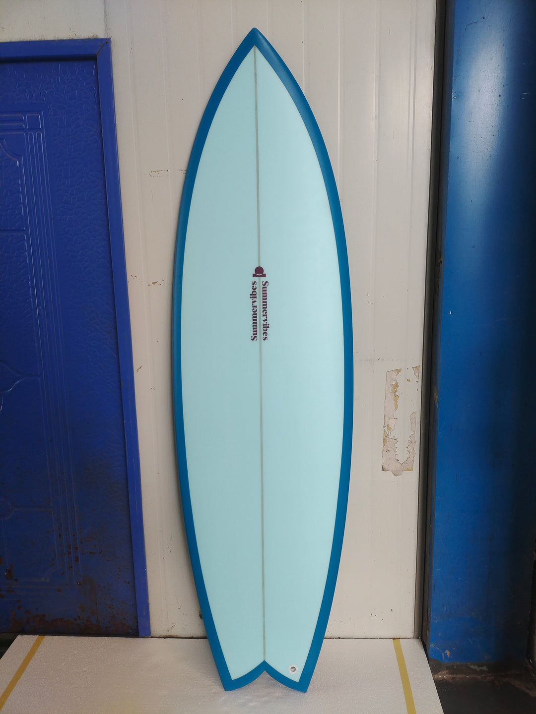 Summer vibes Fish Swallow Tail Surfboard – Blue/Berry — full deck factory photo